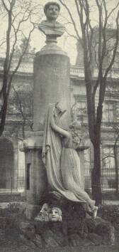 7. �BRA. KISFALUDY K�ROLY SZOBRA A M�ZEUM KERTJ�BEN