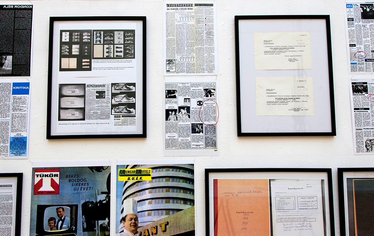 Újságfal (1957 – 1985) részlet, dokumentumokkal. / Newspaper Wall (1957 – 1985) detail and archive documents.