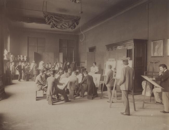 Férfi aktot festő férfi hallgatók. In Fényképalbum, 1900.