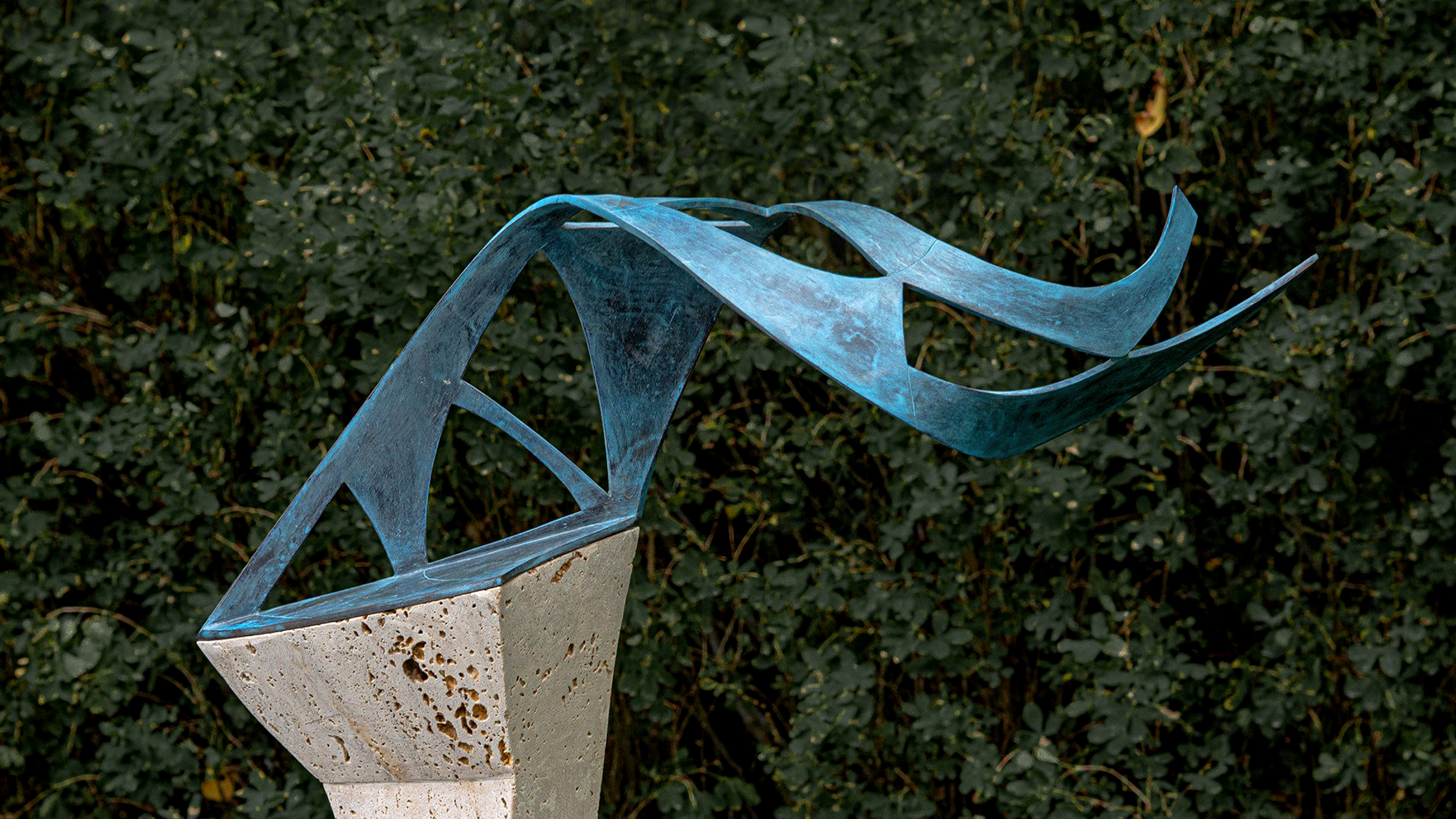 Kalmár János: μεταξύ metaxu.